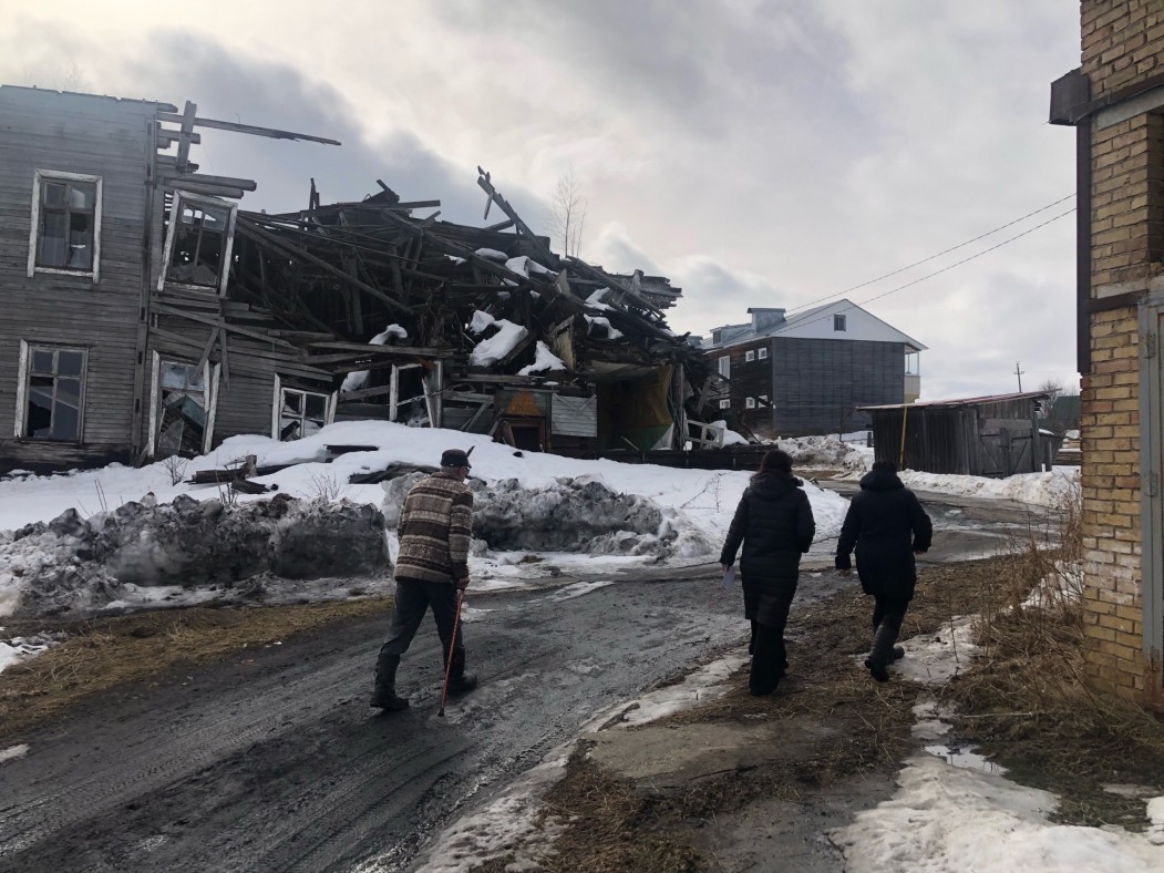 «Полтора километра в темноте по разбитой дороге»: жители сыктывдинской деревни устали ждать переноса остановки